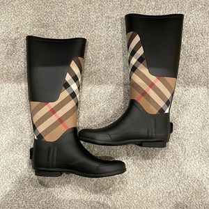 Barely worn Tall Burberry Rain boots. Size 38(EUR) Size 8(US).